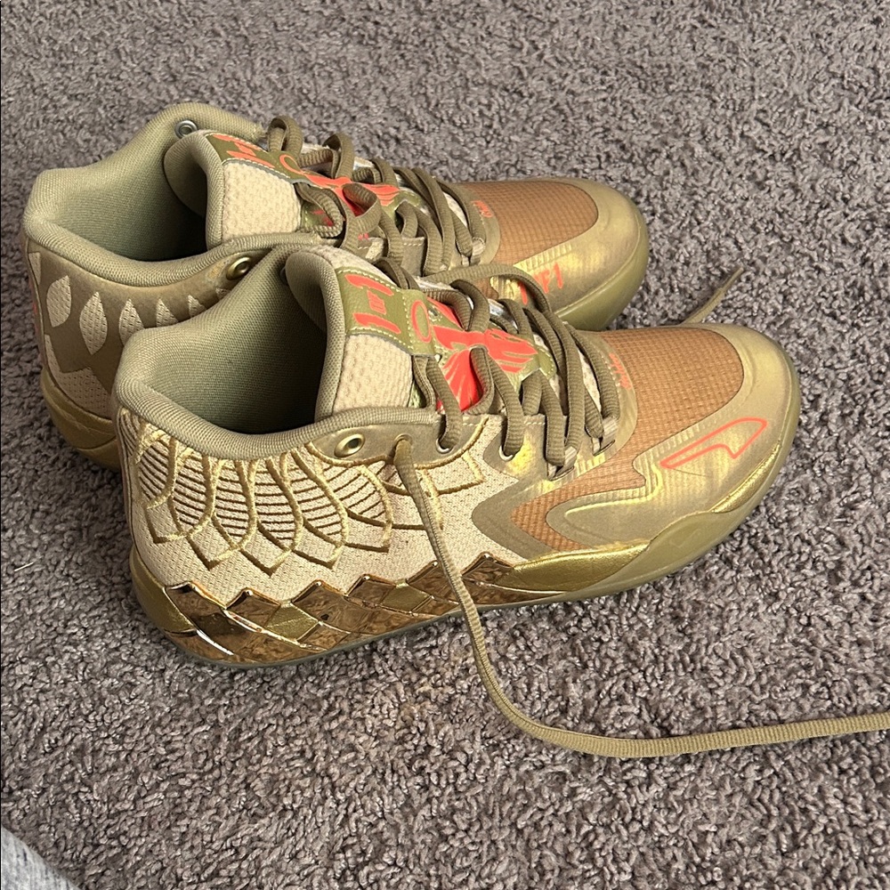 Puma Basketball Golden Child Athletic shoe. Men’s medium size 9